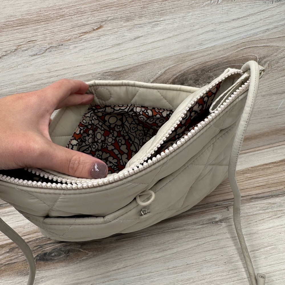 Chic Quilted Beige Crossbody Bag - Picture 2 of 4
